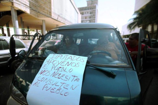 Propietarios de buses 'brujos” protestan en Lempira