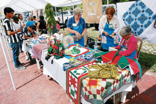 Artesanías en tela vistieron al Redondel de Los Artesanos
