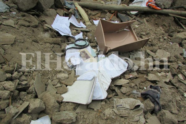 Mueren cinco personas tras caer enorme roca en su casa en El Paraíso