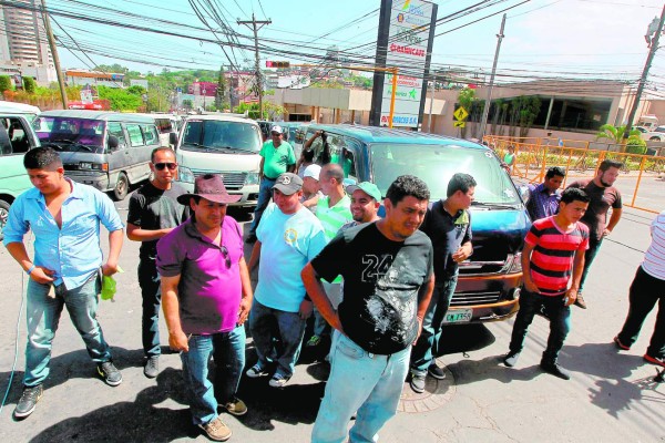Buses ilegales mantienen caos vehicular en la ciudad
