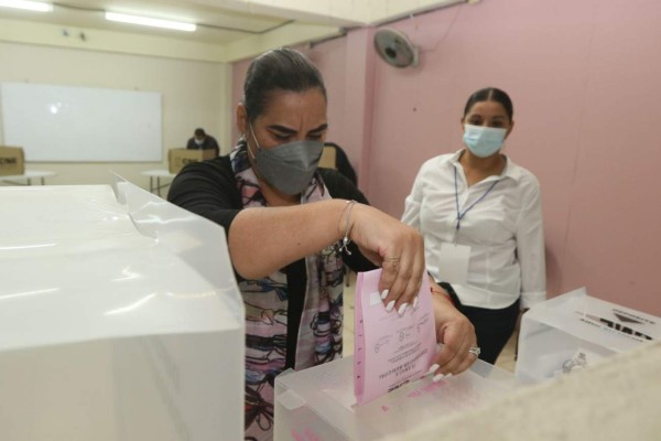 Así votó Juan Orlando y otras personalidades políticas en el transcurso de las elecciones
