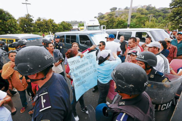 Vecinos reanudan vieja demanda de pavimentación