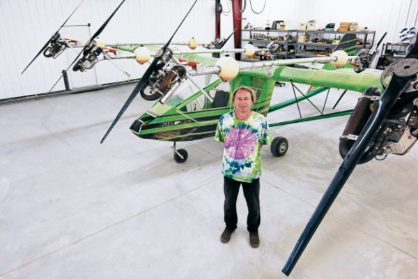 Un hombre vive solo en un hangar en el desierto de Utah