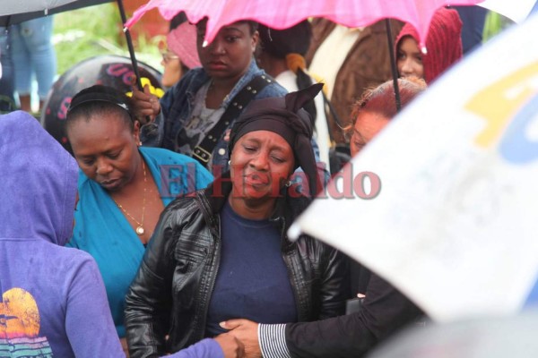 FOTOS: En medio de la lluvia, familiares y amigos le dieron el último adiós a Walter Williams