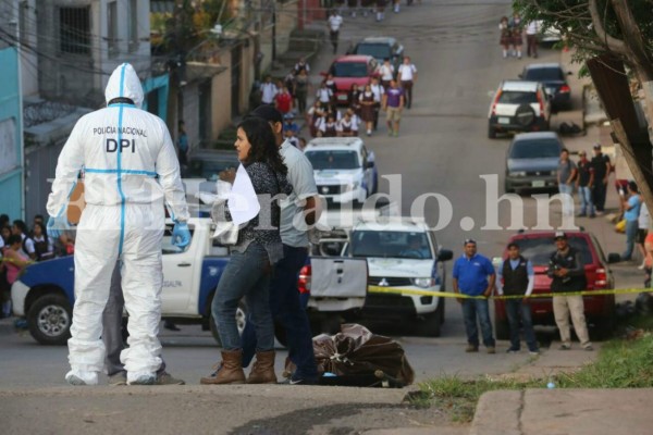 Dejan otro cuerpo ensabanado cerca de un colegio de la capital de Honduras