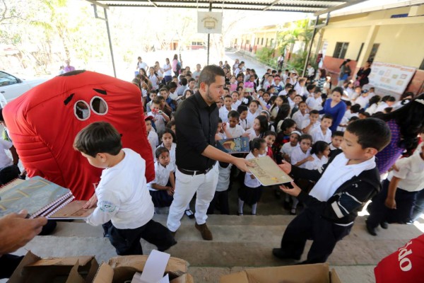 Solidiario llegó a Escuela 3 de octubre