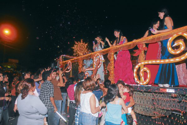 Ferisur 2011 inicia con desfile de carrozas