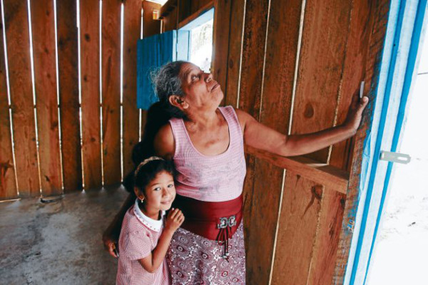 Familia Alvarenga recibe llaves de su nuevo hogar