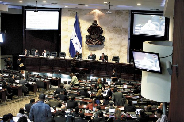 Integran comisión que evaluará aspirantes