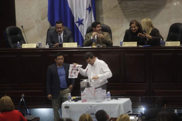 La mesa escrutadora del Congreso Nacional desarrolla el conteo de votos para elegir la Corte Suprema de Justicia (Foto Fredy Rodríguez).