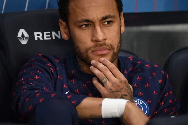 En esta foto de archivo tomada el 21 de abril de 2019, el delantero brasileño de Paris Saint-Germain, Neymar, observa durante el partido de fútbol francés L1 entre Paris Saint-Germain (PSG) y Mónaco (ASM) en el estadio Parc des Princes de París. . Neymar no se presentó al entrenamiento de pretemporada con el Paris Saint-Germain el 8 de julio de 2019 y el club anunció que tomaría la 'acción apropiada'. Foto: AFP.