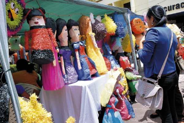 Tegucigalpa: Microempresas se inician en rubro de piñatas