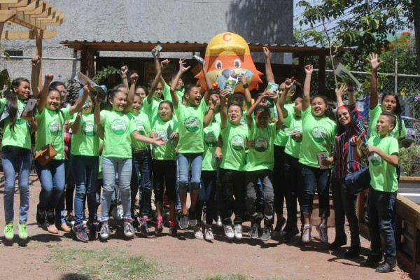Estudiantes de la Escuela República de Francia visitan centro de producción de miel de abejas