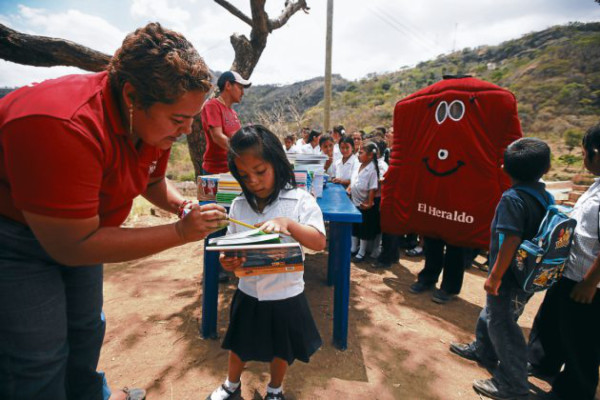 La misión de entregar útiles nos puso a El Común en el camino