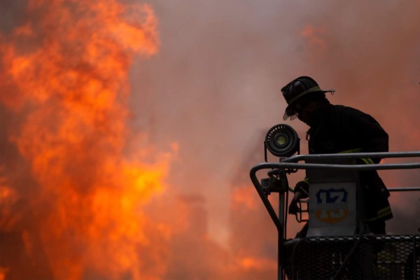 Incendios, saqueos y enfrentamientos en tercera protesta más intensa en Chile contra Piñera (FOTOS)