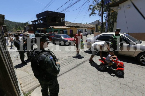 El dolor embarga a familiares en velorio de jóvenes asesinados en Valle de Ángeles