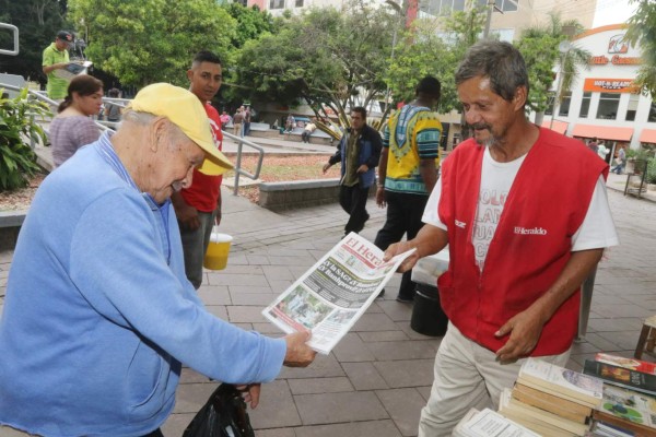 Juan Arévalo es considerado el abuelito de los canillitas, tiene su sede en el Parque Central . Foto: Efraín Salgado/ EL HERALDO