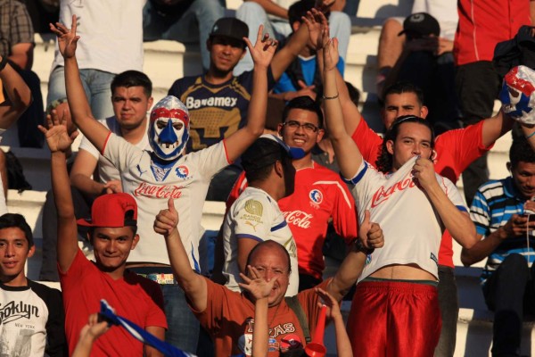 Ambientazo en el Nacional previo al duelo entre Olimpia y Herediano