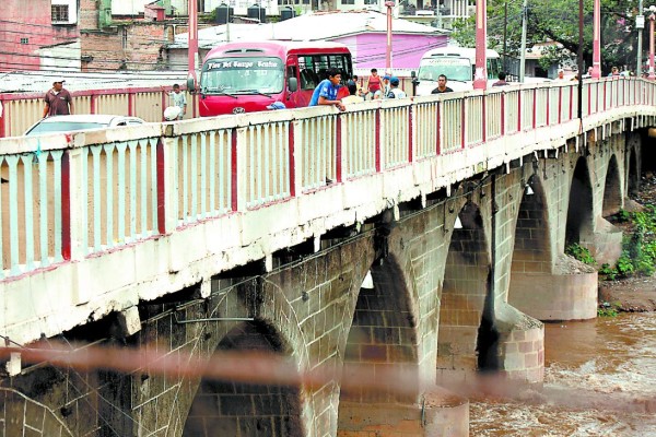 Honduras: Casi se ahogan en el río por escapar de la Policía