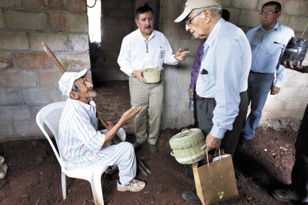 Construyen y mejoran casas en Montaña de la Flor