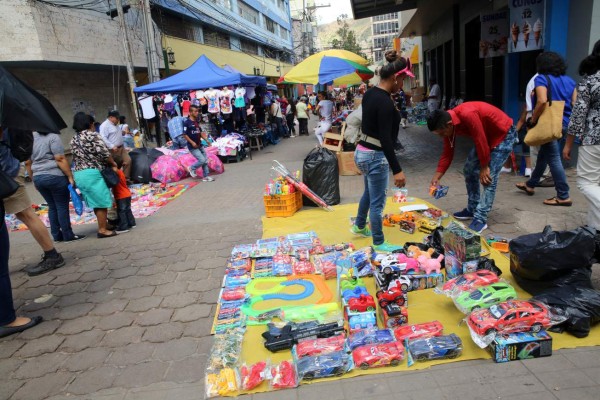 La peatonal vuelve a convertirse en el mercado persa de hace 10 años