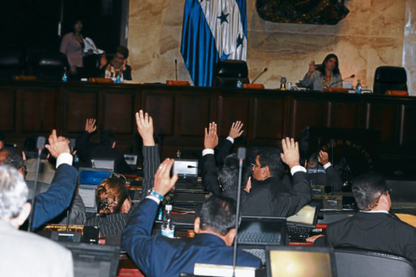 Vulnerable independencia entre los poderes Ejecutivo y Legislativo