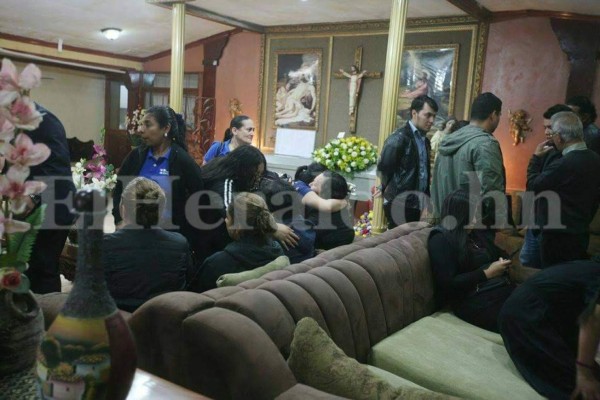 Entre dolor y conmoción velan a estudiante de Sociología