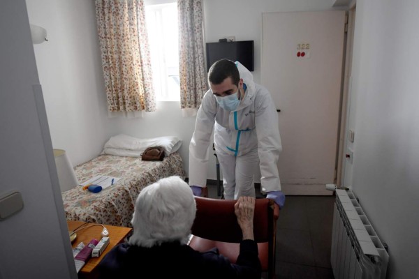 Desde balcones, hospitales y sus apretados espacios, españoles se aferran a la esperanza (FOTOS)