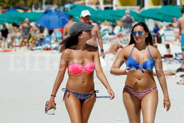 Hermosas mujeres adornan playas de Fort Myers, ciudad de preparación de Honduras ante EEUU