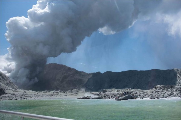 Las impresionantes imágenes de la erupción de volcán en Nueva Zelanda