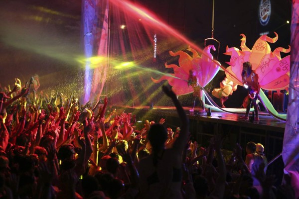 VIDEO: Color y sonidos electrizantes en life in color 2014