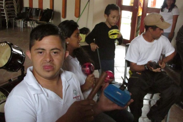 Discapacitados reciben educación musical gratuita