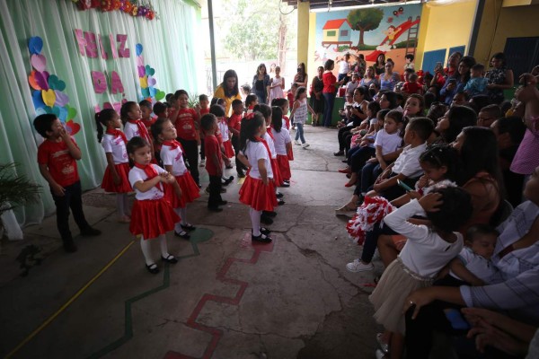 Escolares de la capital agasajan a las madres con poemas y regalos