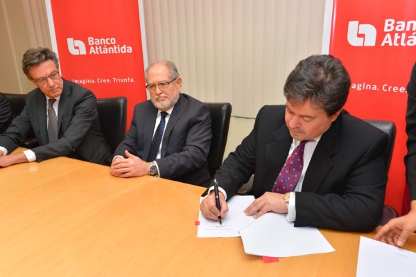Banco Atlántida extiende operaciones a El Salvador