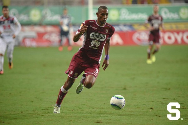 A Bengtson le anulan un gol legítimo y lo expulsan en el clásico costarricense