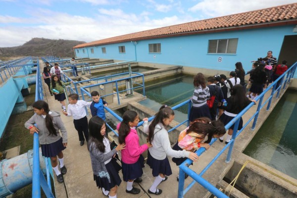 Protectores del ambiente conocen sobre el proceso de potabilización del agua