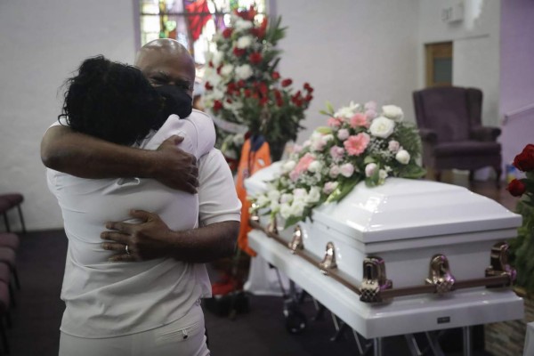Funerarias en California se quedan sin espacio por covid-19