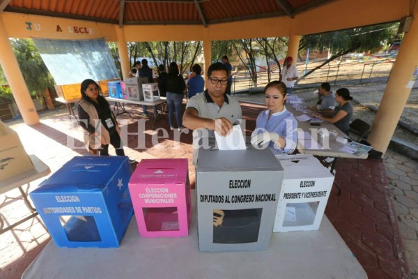 Hondureños votan en las elecciones primarias 2017