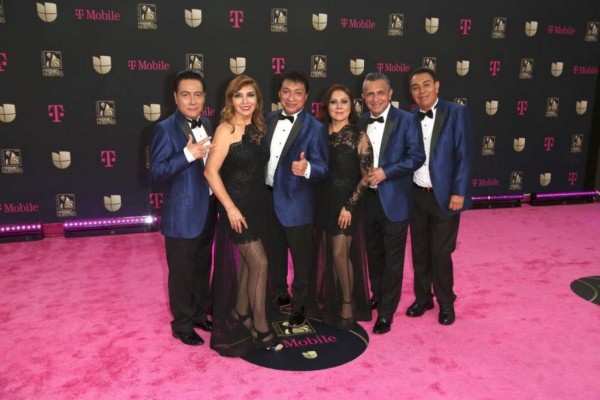 Glamour y belleza: Los mejor vestidos en alfombra de Premios Lo Nuestro