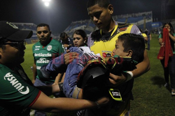 Las imágenes que no vio del ataque entre barras en la semifinal de fútbol hondureño