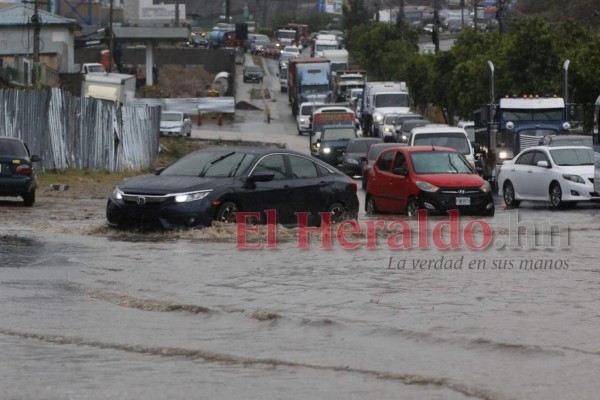 FOTOS: Lluvia sorprende a capitalinos y deja anegadas varias calles