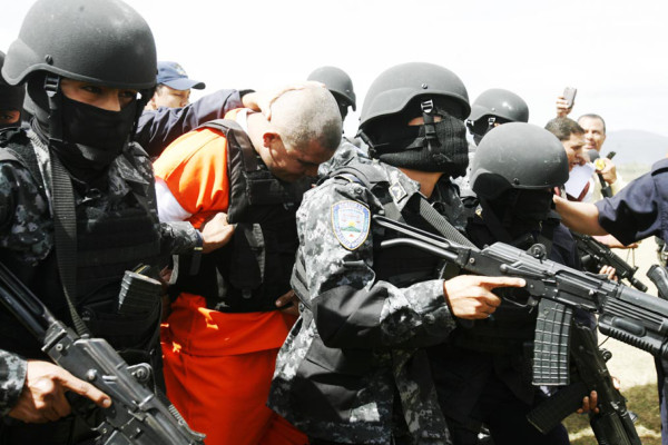 Pobladores evitan captura del hermano de capo extraditado por Honduras