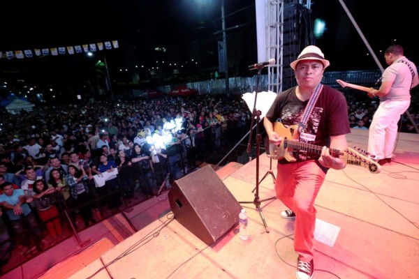 Tegucigalpa celebra hasta el amanecer