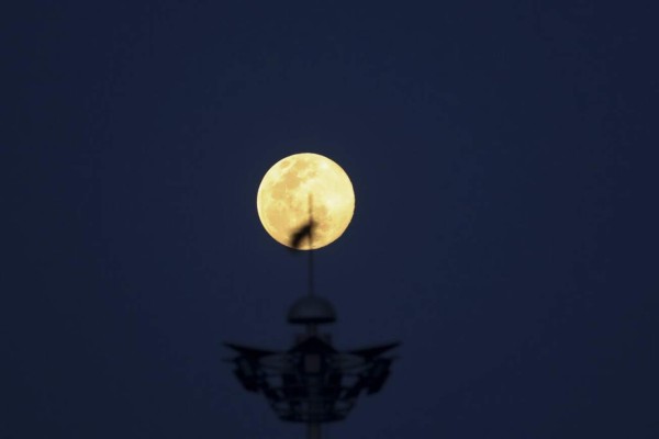 Las espectaculares imágenes que nos deja la Superluna rosa