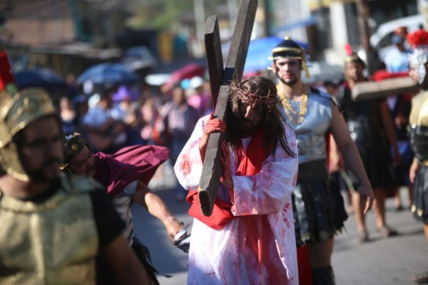 VIDEO: Hondureños acuden con fe al Vía Crucis este Viernes Santo