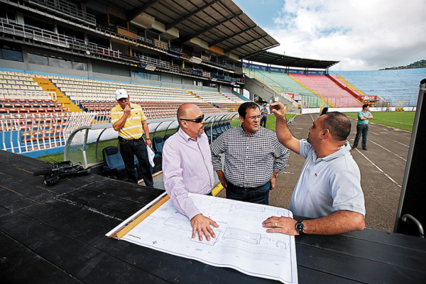 Sencillo y elegante escenario para traspaso de mando