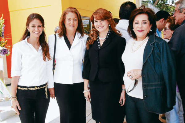 Brindis por ampliación de complejo educativo