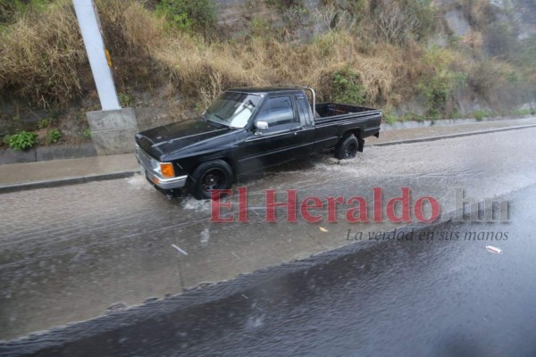 FOTOS: Lluvia sorprende a capitalinos y deja anegadas varias calles