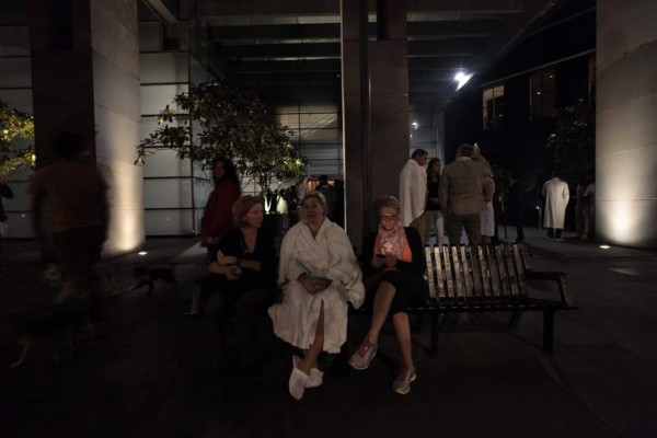 FOTOS: Tras fuerte temblor en México, las familias se abrazan nerviosas en las calles