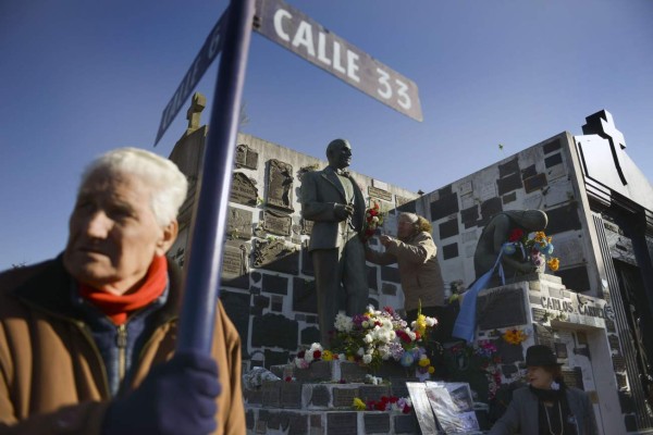 Fanáticos lloran a Gardel en su 'Buenos Aires querido' a 80 años de su muerte